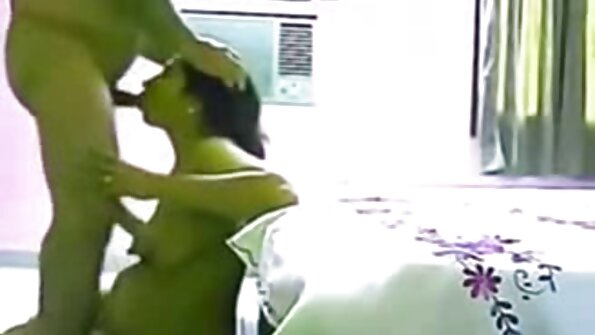 一个丰满的小妞在沙发上，她被狠狠地操