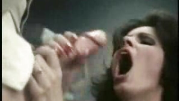 一个胸很大的小妞在床上和一个男人鬼混