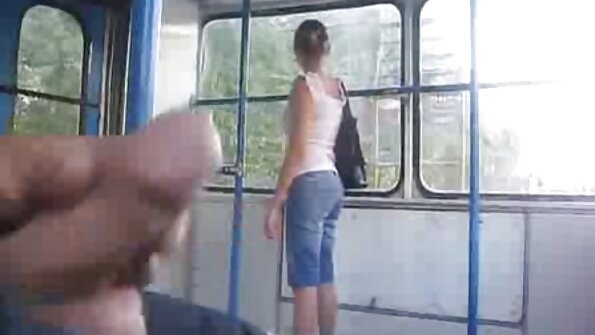 可爱的金发熟女与大鲣鸟让男人暨与猫