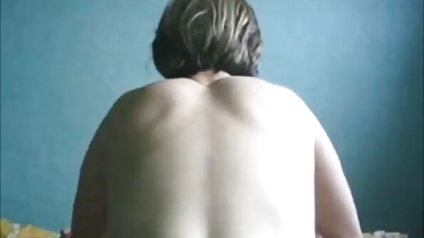 性感的女人在钢棒中被三个男人狠狠地操