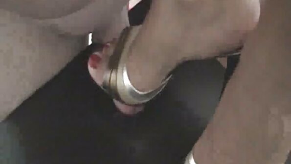 一个有着性感阴户的金发女郎在她的房间里被她的男人舔了舔