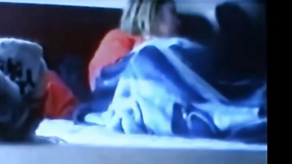 两个少女正在玩他们最喜欢的性玩具