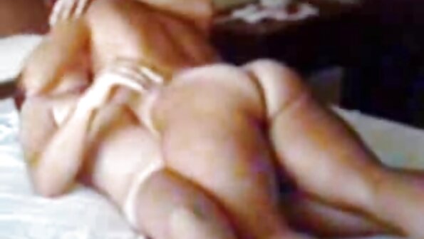 纤细的拉丁小妞以各种姿势享受性爱