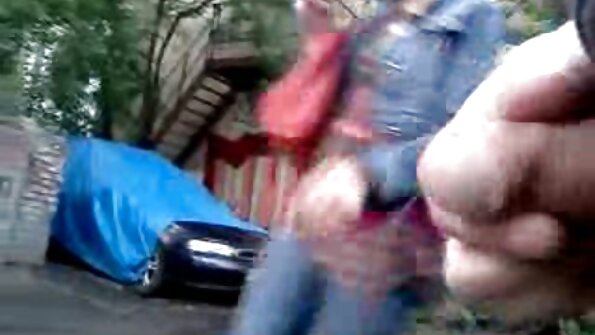 金发女郎只是在她性交时穿着她的红色高跟鞋