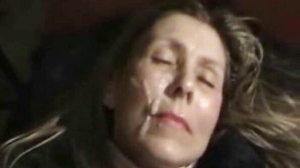 黑发女友在他妈的热行为之前戏弄她的男人