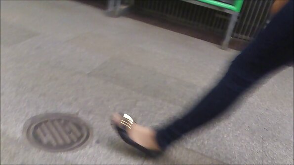 丰满的女孩正在给她的男人一些口交