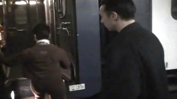 Strapon 游戏的堆叠美洲狮和带辫子的年轻女孩
