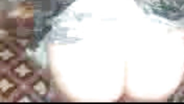 一个有一些大假山雀的小妞在厨房里性交