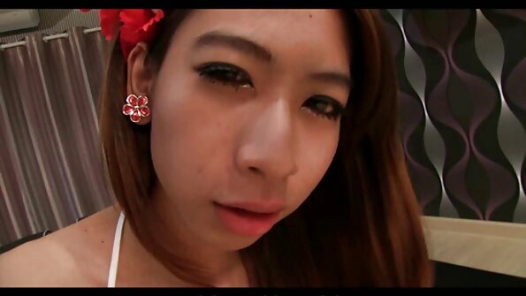 一个大屁股辣妹坐在一个坚硬的大鸡巴上