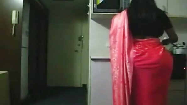 巴迪遇到新邻居熟女并在黑色沙发上拥有她