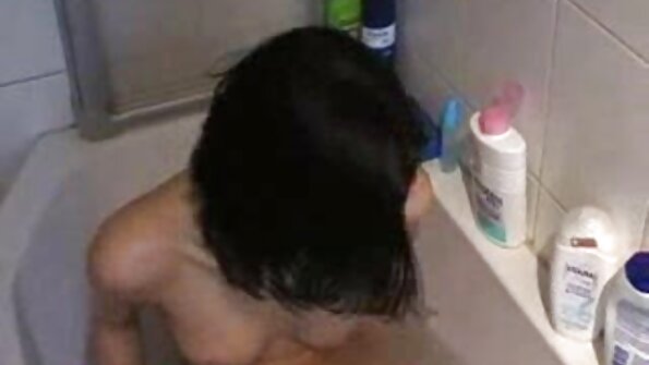 一个扎着辫子的金发女郎今天坐在一只大啄木鸟上