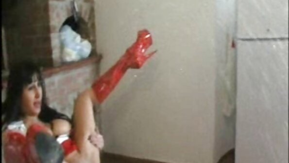 一个拥有漂亮身材的瘦金发女郎正在让她的阴户重击