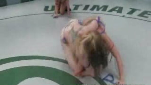 金发女郎被英俊的室友粗暴地性交达到高潮