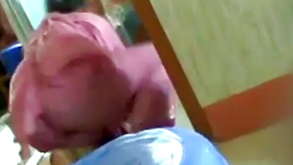 充满激情的青少年做爱让女孩达到性高潮