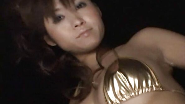 对野蛮男人的爱让金发小妞欺骗她的丈夫